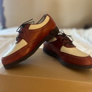 Women’s golf shoe